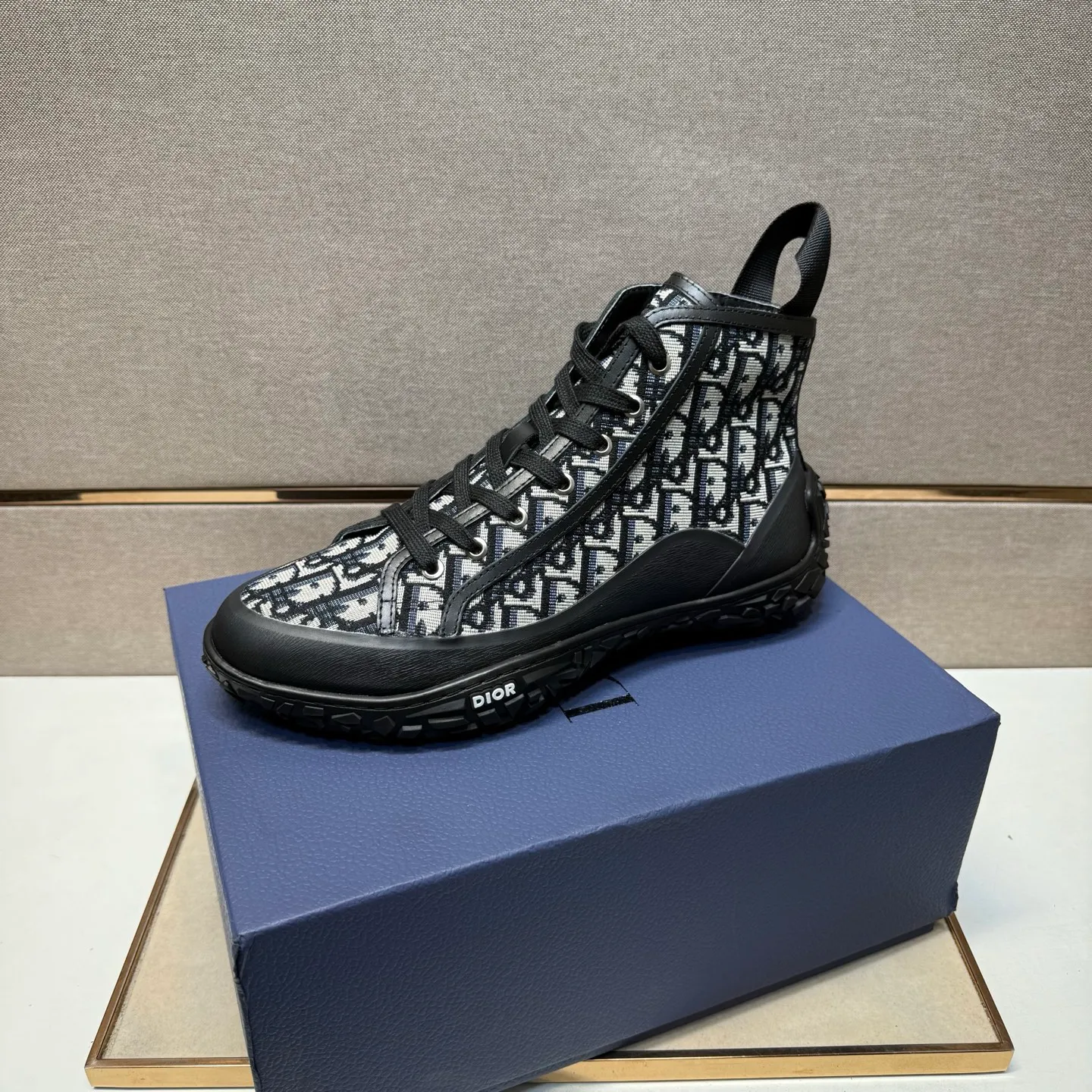 ⬛️Men's shoes 💰p460 [Dior～] Men's casual high-top shoes 2025z cabinet sales simultaneously 🔶Size: 39-44 #️⃣ 🔷2 colors🔜The upper is made of multi-material splicing➕Genuine leather lining, comfortable and breathable, sole: original comfortable and wear-resistant outsole, ⚠️Real shot📱Photographed🎬The real thing is better📢📢📢